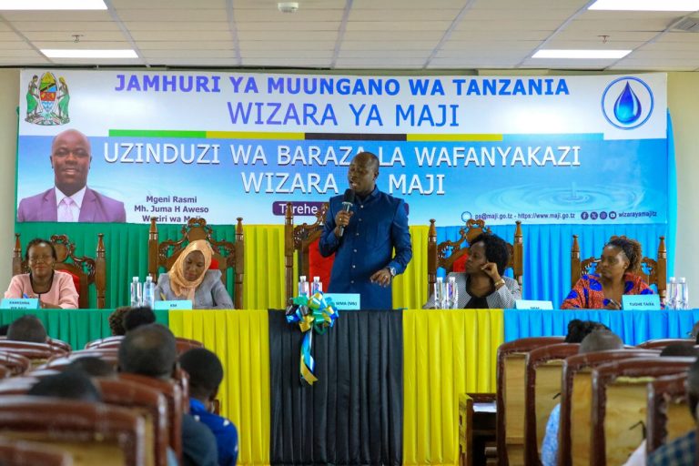 WAZIRI AWESO AWAHAKIKISHIA USHIRIKIANO WATUMISHI WA SEKTA YA MAJI