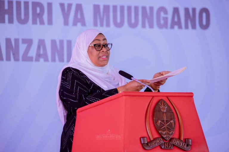 RAIS SAMIA AZINDUA KITABU CHA HISTORIA YA MIAKA 60 YA OFISI YA MAKAMU WA RAIS