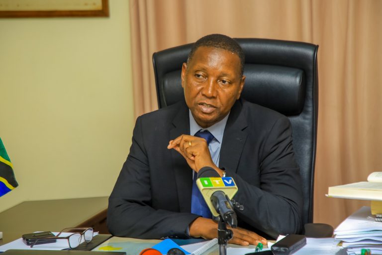 PROFESA MKENDA AWATAKA WALIMU KUPOKEA WANAFUNZI WANAOTOKA KWENYE MAENEO YA MAFURIKO ILI KUENDELEA NA MASOMO
