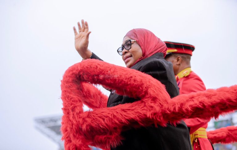 RAIS SAMIA AWAONGOZA WATANZANIA  MAADHIMISHO YA MIAKA 60 YA MUUNGANO UWANJA WA UHURU