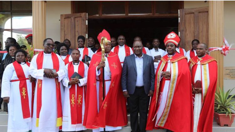 RC CHONGOLO ASHIRIKI IBADA YA UZINDUZI WA UKUMBI WA KANISA LA KKKT TUNDUMA, ASKOFU MALASUSA ASEMA SONGWE WAMEPATA RC MCHAPAKAZI
