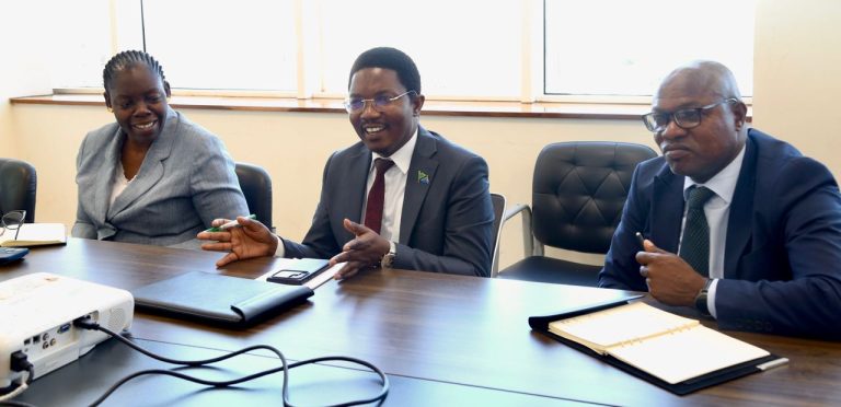 WAZIRI JAFO AFANYA KIKAO NA WAWEKEZAJI WA BIASHARA YA KABONI JIJINI DODOMA