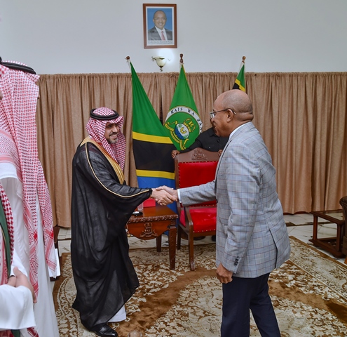 DK.HUSSEIN ALI MWINYI AMEKUTANA NA KUZUNGUMZA NA BALOZII WA SAUDI ARABIA NCHINI TANZANIA IKULU ZANZIBAR LEO 27-4-2024.