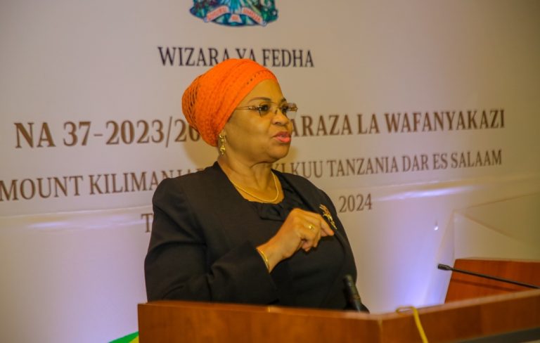 KATIBU MKUU WIZARA YA FEDHA AWAPONGEZA WAFANYAKAZI WA WIZARA HIYO NA TAASISI ZAKE