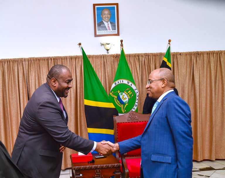 RAIS WA ZANZIBAR MHE.DK. MWINYI AZUNGUMZA NA BALOZI WA TANZANIA NCHINI COMORO MHE.SAID YAKUB IKULU ZANZIBAR