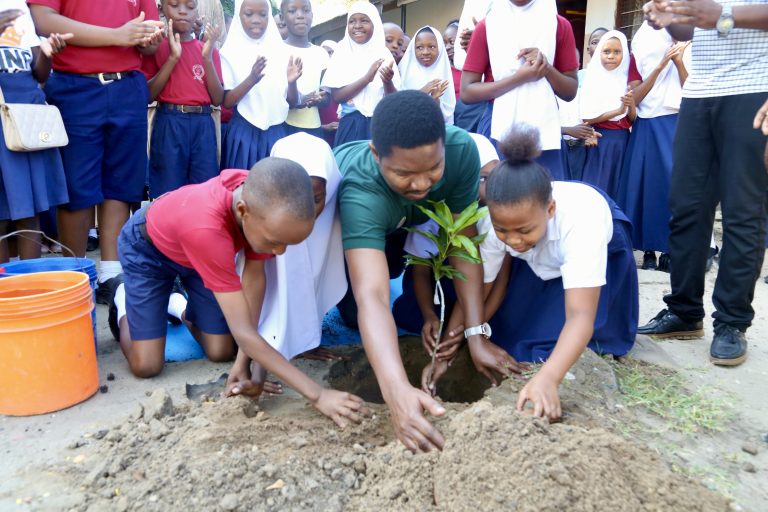 WAZIRI JAFO ASHEREHEKEA SIKU YA KUZALIWA KWA KUPANDA MTI