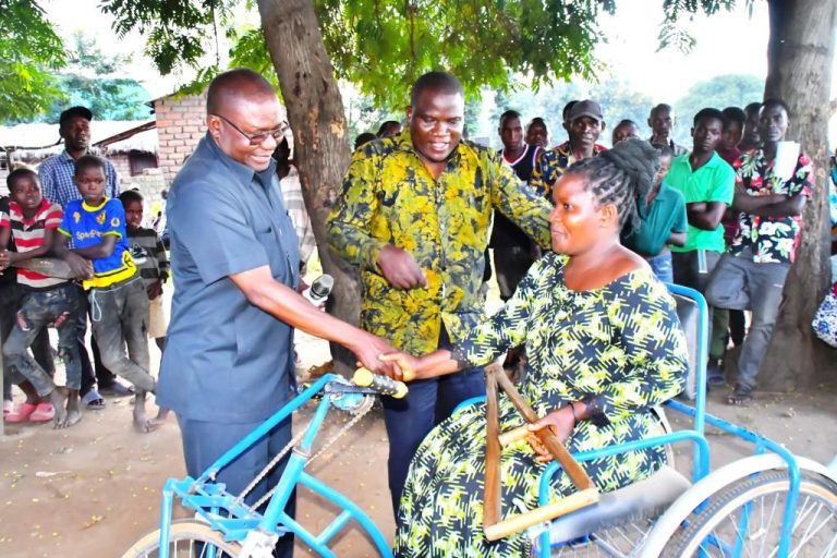 NAIBU WAZIRI PINDA AKABIDHI BAISKELI KWA WALEMAVU KAVUU