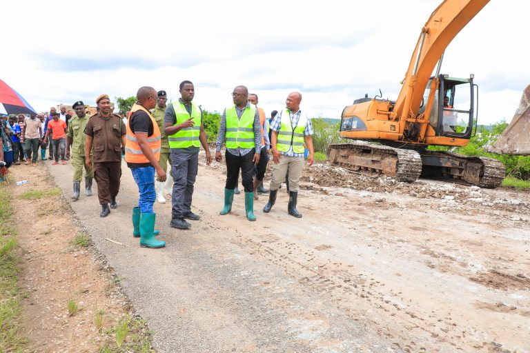 BASHUNGWA APIGA KAMBI LINDI, KUHAKIKISHA BARABARA YA DAR – LINDI INAPITIKA NDANI YA SAA 72.