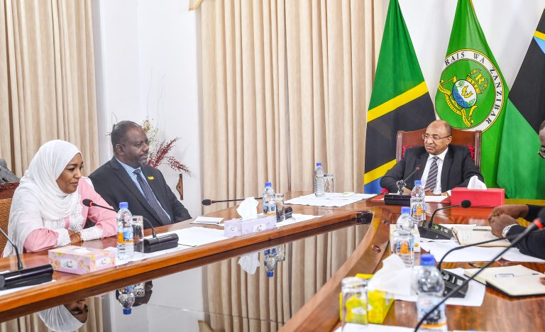 RAIS WA ZANZIBAR MHE.DK.HUSSEIN MWINYI AZUNGUMZA NA DR.SUZAN IKULU ZANZIBAR