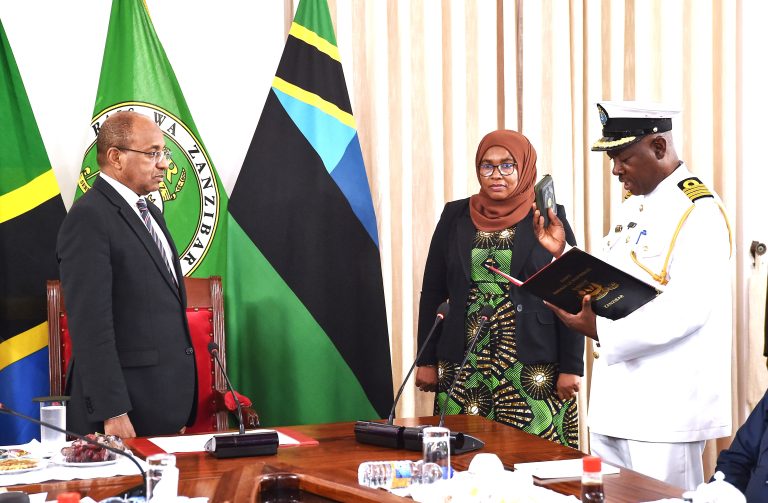RAIS WA ZANZIBAR MHE.DKT. MWINYI AMEMUAPISHA KAPTENI HUSSEIN MOHAMED SEIF KUWA NAIBU WA MKUU WA KMKM
