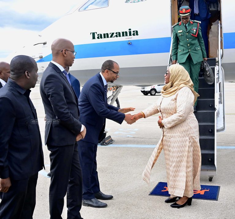 RAIS SAMIA AWASILI JIJINI PARIS NCHINI UFARANSA KUSHIRIKI MKUTANO WA KIMATAIFA WA NISHATI SAFI YA KUPIKIA AFRIKA