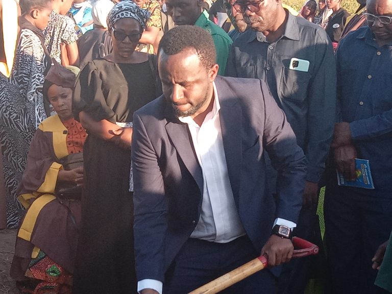 DC KIBAHA,MAMA KOKA, NYAMKA WAONGOZA MAMIA KUMZIKA DIWANI DORICE KIBAHA MJI