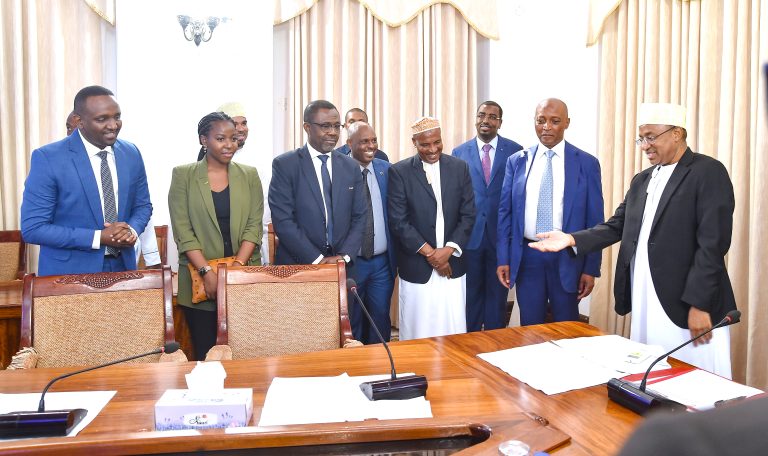 RAIS WA ZANZIBAR MHE.DK.HUSSEIN MWINYI AZUNGUMZA NA RAIS WA CAF IKULU ZANZIBAR
