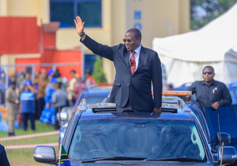 MAKAMU WA RAIS AKIWASILI MAADHIMISHO YA MEI MOSI