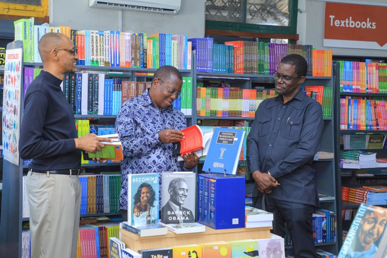 MAKAMU WA RAIS AKINUNUA VITABU MADUKA MBALIMBALI DAR ES SALAAM