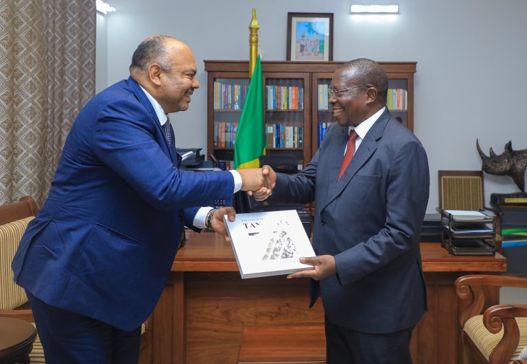MAKAMU WA RAIS AKIKABIDHIWA KITABU CHA MIAKA 60 YA JMT