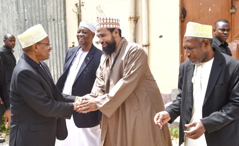 RAIS WA ZANZIBAR ALHAJJ DK.HUSSEIN MWINYI AJUMUIKA NA WANANCHI KATIKA IBADA YA SALA YA IJUMAA MSIKITI WA MCHANGANI UNGUJA LEO