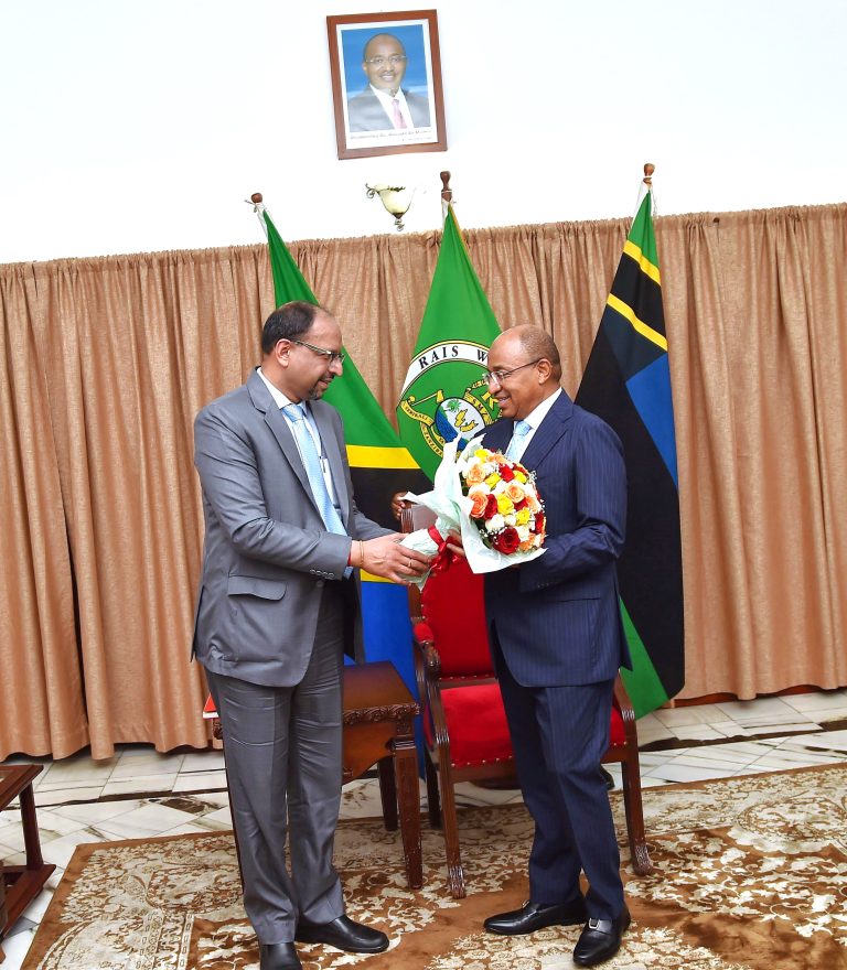 RAIS WA ZANZIBAR MHE.DK.HUSSEIN MWINYI AZUNGUMZA NA UJUMBE WA KAMPUNI YA WAPCOS IKULU ZAN ZIBAR LEO MEI 7,2024.
