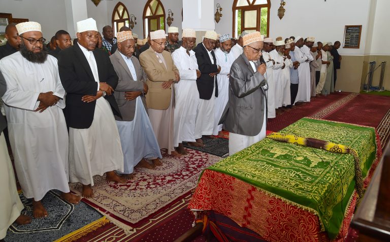 RAIS WA ZANZIBAR ALHAJJ DK.HUSSEIN MWINYI AMEJUMUIKA NA WANANCHI KATIKA MAIKO YA MUASISI WA UWT ZANZIBAR MAREHEMU ASHA SIMBA MAKWEGA GOZA MAELFU KATIKA