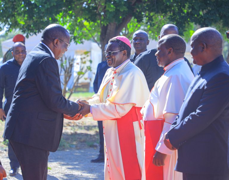 MAKAMU WA RAIS ASHIRIKI IBADA YA KUWEKWA WAKFU ASKOFU MSAIDIZI JIMBO KUU KATOLIKI DODOMA