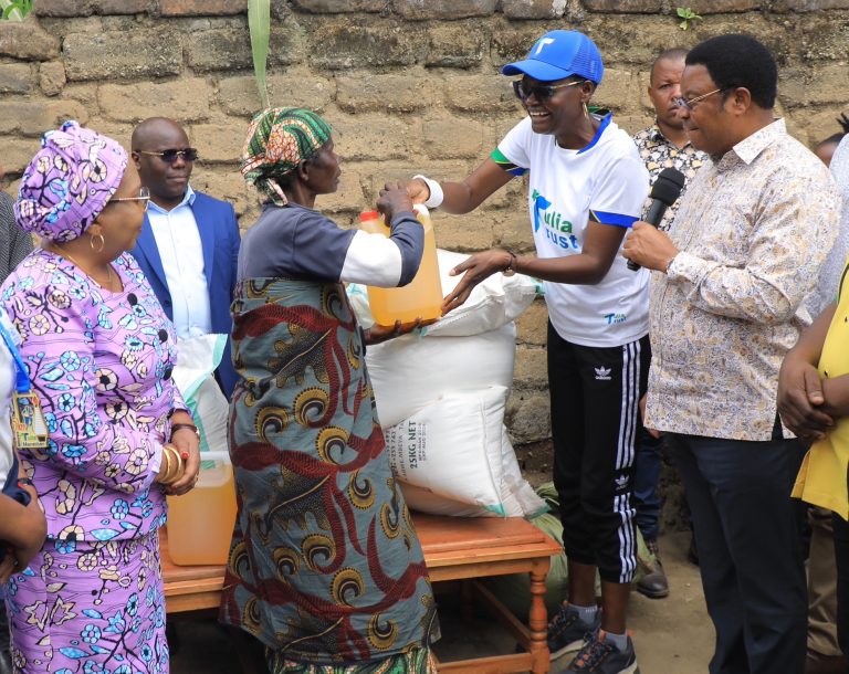 WAZIRI MKUU AKABIDHI NYUMBA KWA BIBI MALIGO DAIMON JIJINI MBEYA