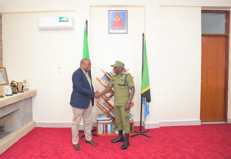 IGP WAMBURA AKUTANA NA RC MTAKA
