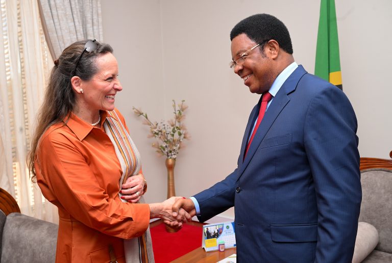 WAZIRI MKUU AKUTANA NA MWANA WA MFALME – BI. ZAHRA AGA KHAN