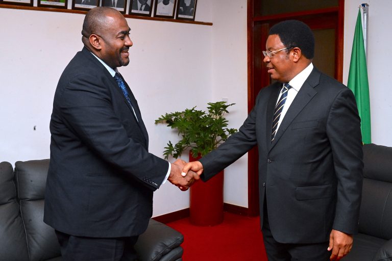 WAZIRI MKUU AKUTANA NA BALOZI WA TANZANIA NCHINI COMORO