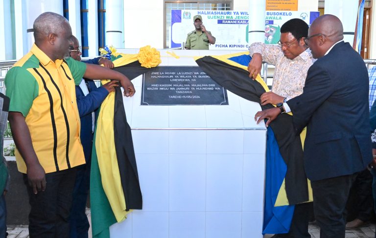 WAZIRI MKUU AWEKA JIWE LA MSINGI LA UJENZI JENGO LA HALMASHAURI YA BUSOKELO – MBEYA