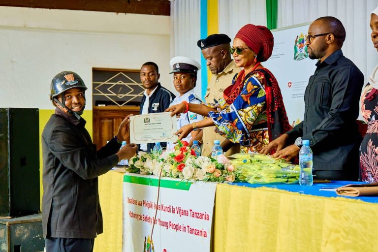 UBALOZI WA USWISS NA AMEND WAKAMILISHA MAFUNZO YA USALAMA BARABARANI KWA WAENDESHA BODABODA DODOMA