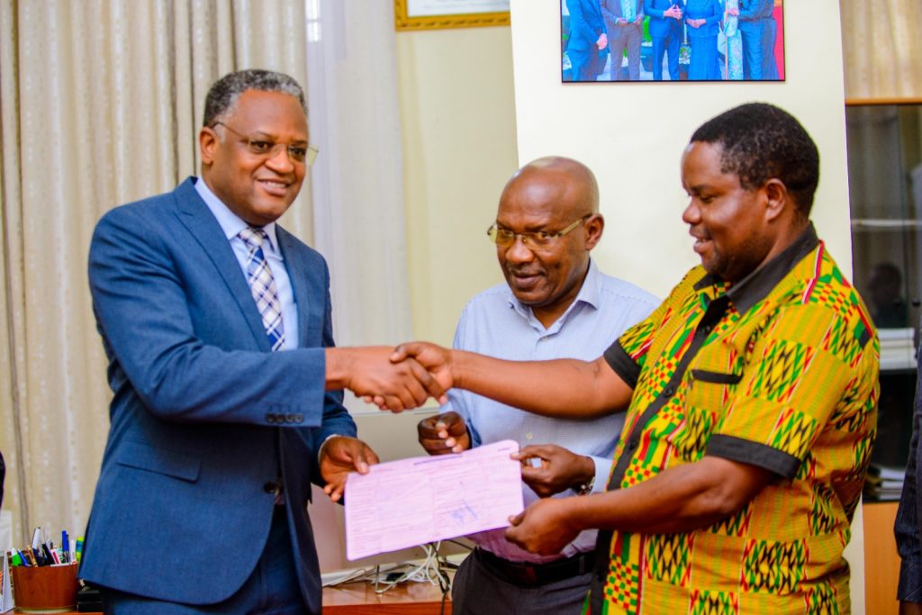 DKT. YONAZ APOKEA MSAADA WA MILIONI 13.7 KUTOKA JUKWAA LA VIONGOZI TANZANIA KWA AJILI YA WAATHIRIKA WA HANANG’