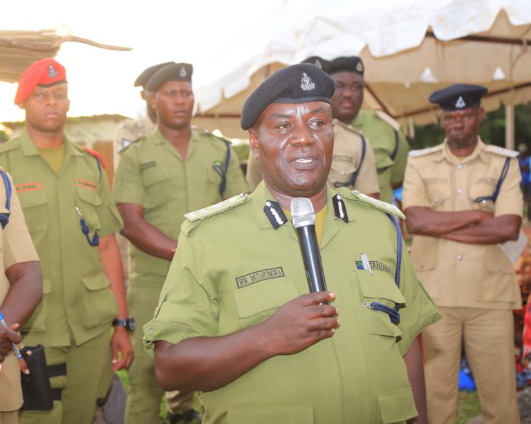 WANANCHI,POLISI WASHIRIKIANA KUJENGA KITUO KATUNGURU