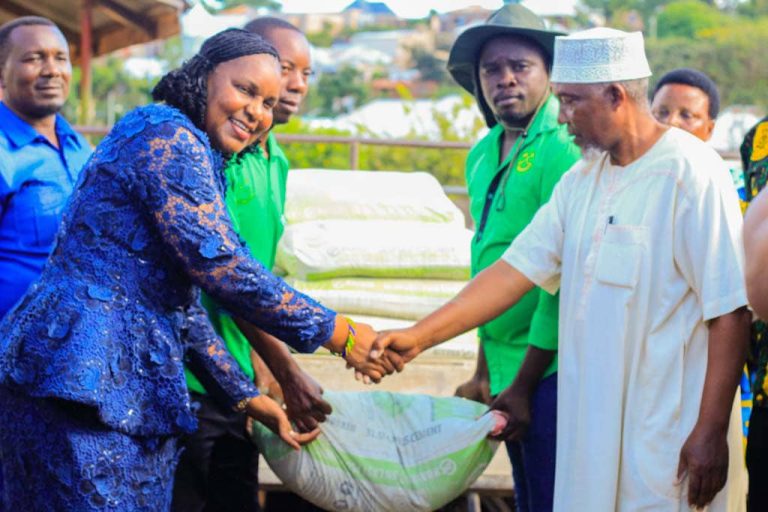 MBUNGE ILEMELA ATOA MIFUKO MIA MOJA UJENZI WA MSIKITI WA AL HIKMA KITANGIRI 