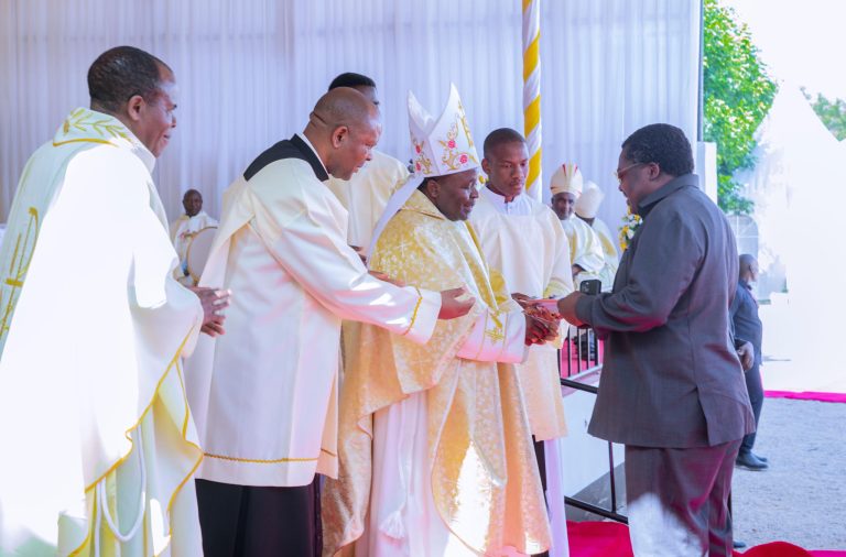 BALOZI NCHIMBI ASHIRIKI MISA, SHEREHE KUWEKWA WAKFU ASKOFU MSAIDIZI KIBOZI