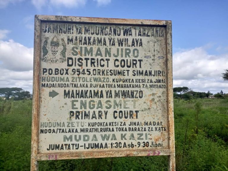 AFUNGWA MIEZI SITA KWA KUFUNGA OFISI YA OKUTU SIMANJIRO 