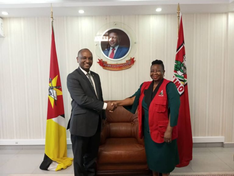 BALOZI KASIKE AKUTANA NA MJUMBE WA CHAMA CHA FRELIMO MSUMBIJI