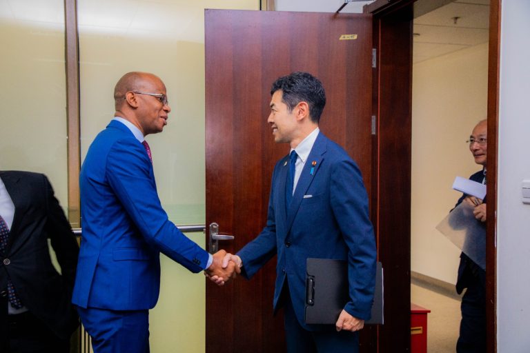 WAZIRI MAKAMBA AKUTANA NA WAZIRI WA MAMBO YA NJE WA JAPAN