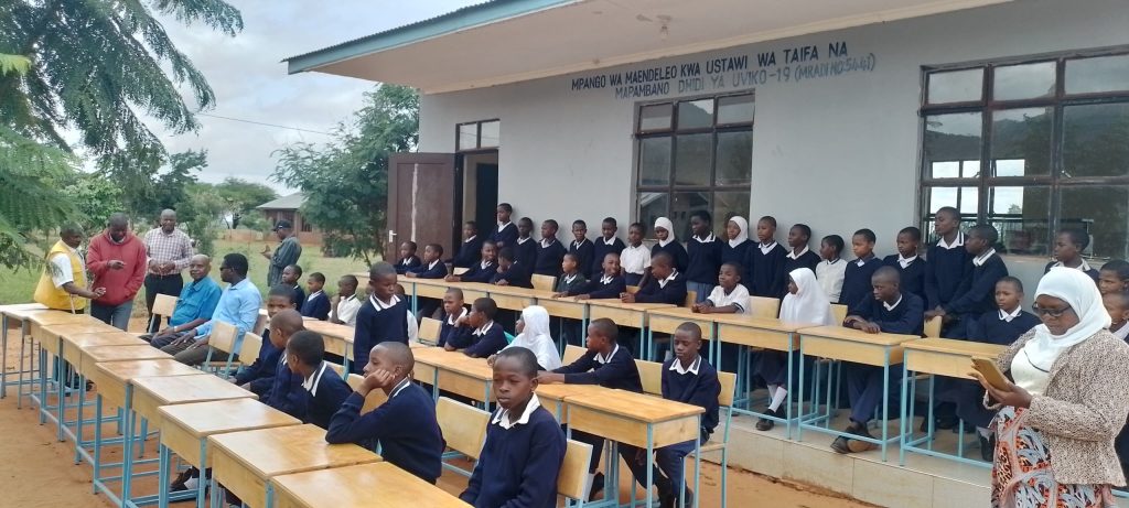 WANAFUNZI WAMPONGEZA MATHAYO KWA KUWALETEA MADAWATI NA MEZA VYENYE THAMANI YA MIL. 3.6