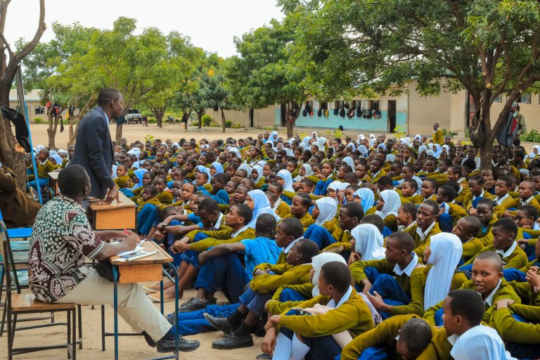DCEA KANDA YA KASKAZINI YATOA ELIMU KINGA JUU YA TATIZO LA DAWA ZA KULEVYA KWA WACHIMBAJI MADINI MIRERANI; PIA YAKAMATA WATU SITA KWA KOSA LA KUJIHUSISHA NA DAWA ZA KULEVYA
