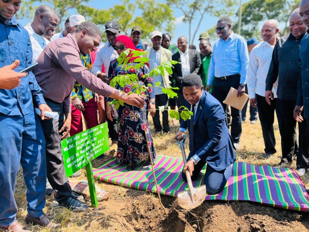 WAZIRI JAFO ASHIRIKI ZOEZI LA KUPANDA MITI KIJIJI CHA KAPANGA WILAYANI TANGANYIKA