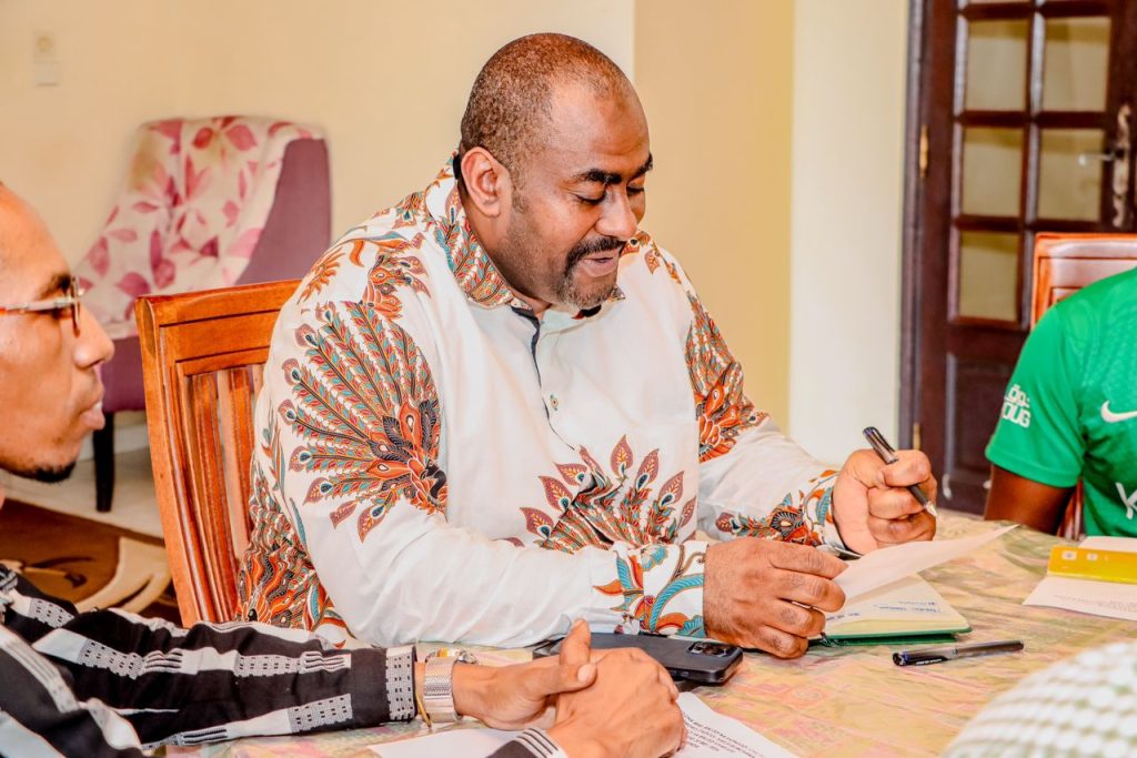WATANZANIA WAISHIO COMORO WAKUTANA NA BALOZI YAKUBU