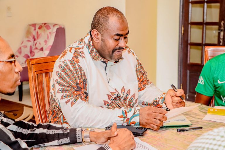 WATANZANIA WAISHIO COMORO WAKUTANA NA BALOZI YAKUBU