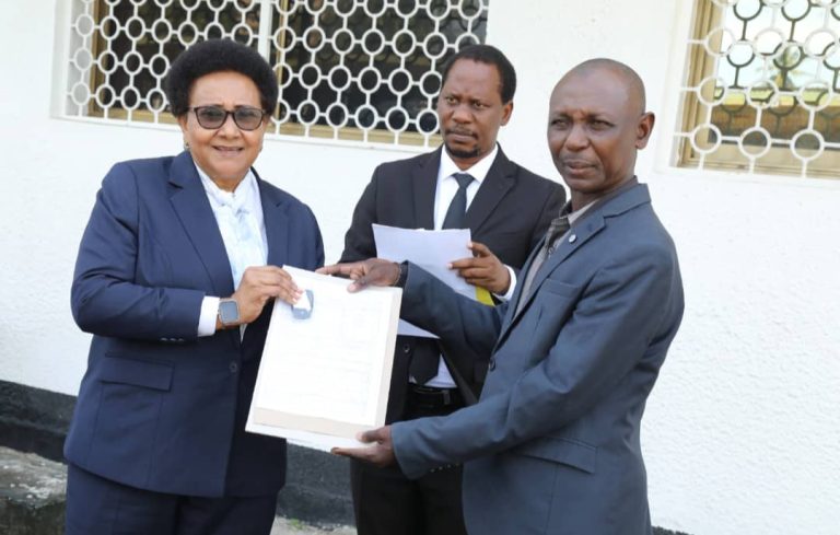 WAZIRI WA ULINZI NA JKT AMKABIDHI GARI MOJA JENERALI MSTAAFU CHELESTINO MSOLA