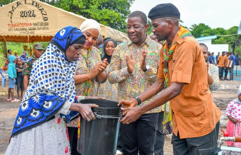 MZAVA AWEKA JIWE LA MSINGI MRADI RADI WA MAJI KIMANZICHANA,UNAOSIMAMIWA NA RUWASA