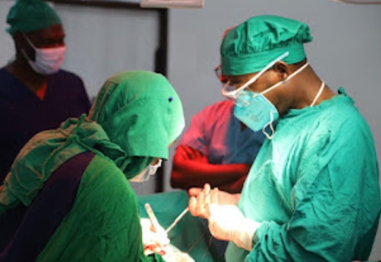 TIMU YA MADAKTARI BINGWA 30 YAFANYA UPASUAJI HOSPITALI YA MJI KIBENA