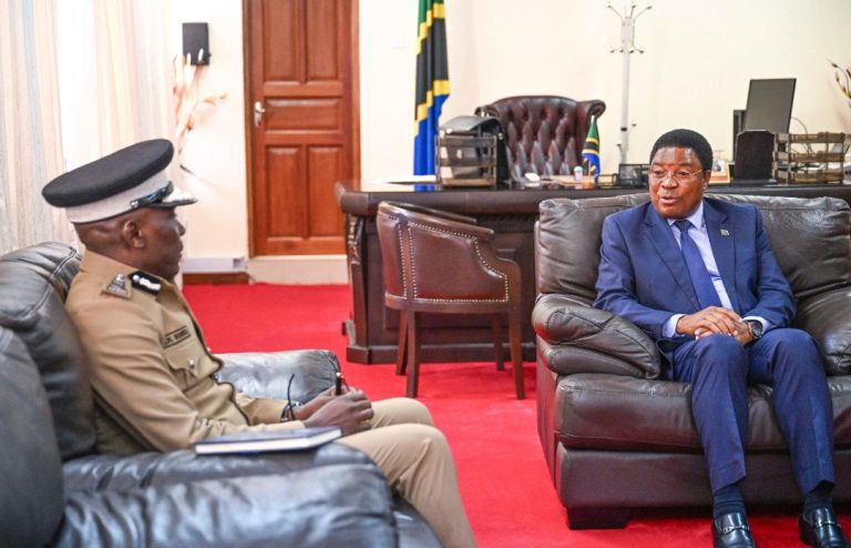 WAZIRI MKUU AKUTANA NA IGP WAMBURA BUNGENI