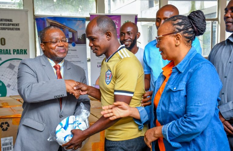 COREFA YAKABIDHI MIPIRA 1,000 ITAKAYOCHAGIZA KUINUA MICHEZO KATIKA SHULE ZA MKOA WA PWANI