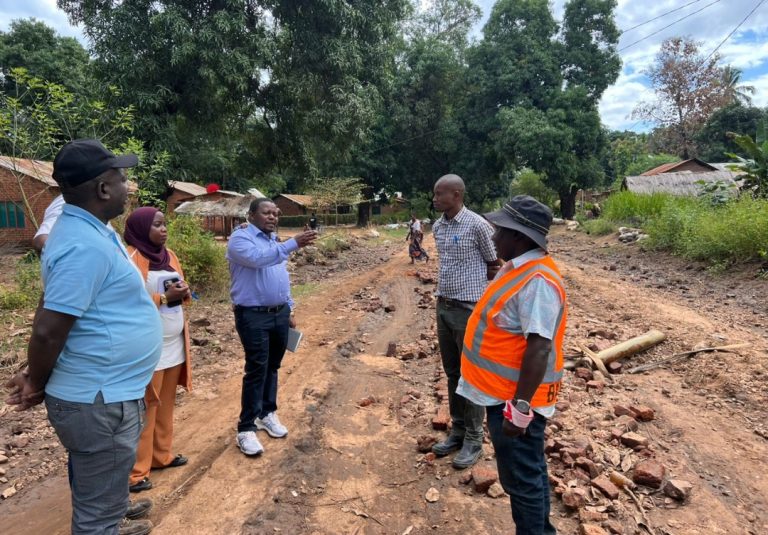 TARURA YAANZA KUREJESHA MIUNDOMBINU YA BARABARA ILIYOHARIBIWA NA MVUA – MALINYI