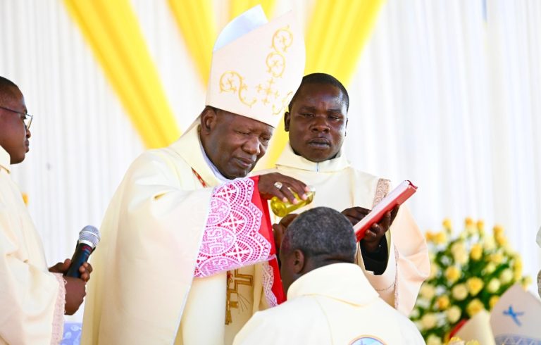 WAZIRI MKUU AMWAKILISHA MAKAMU WA RAIS  KUWEKWA WAKFU KWA ASKOFU WA JIMBO KUU LA MBEYA