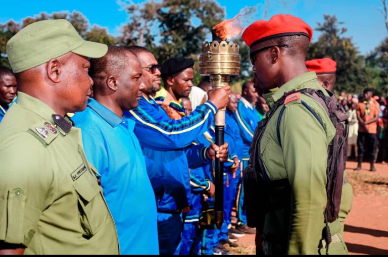 MWENGE WA UHURU WAWEKA JIWE LA MSINGI BARABARA ya SMART LODGE NACHINGWEA.